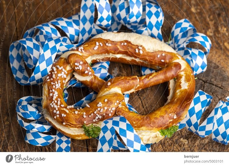 Bayerische Butterbrezel auf Holz Brezel blau weiß frisch Gebäck Essen Oktoberfest Deutschland Snack traditionell Bäckerei deutsch Küche hausgemacht Brot salzig