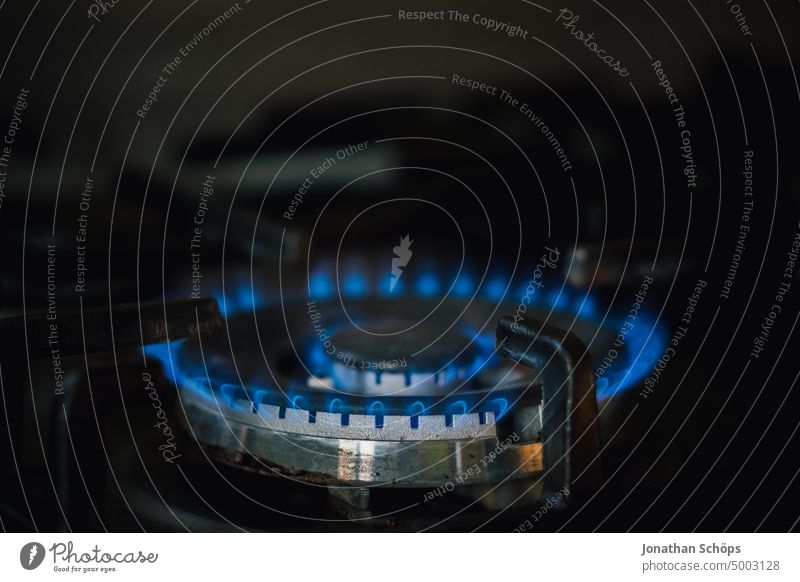 Gasplatte Gasherd zum Kochen in der Küche mit hohen Gaspreisen im kalten Winter in der Gaskrise Essen zubereiten hohe Gaspreise erwärmen Krieg Krise Energie