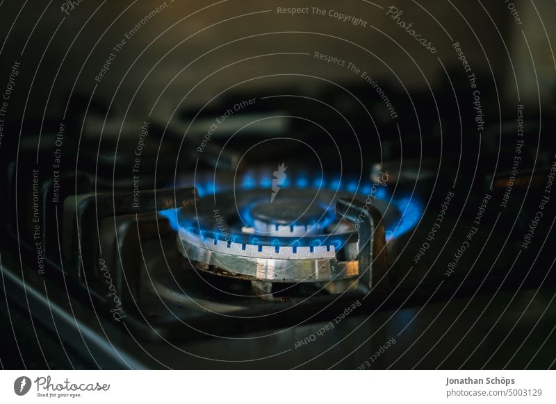 Gasplatte Gasherd zum Kochen in der Küche mit hohen Gaspreisen im kalten Winter in der Gaskrise globale Gaskrise fossile Energie Essen zubereiten hohe Gaspreise