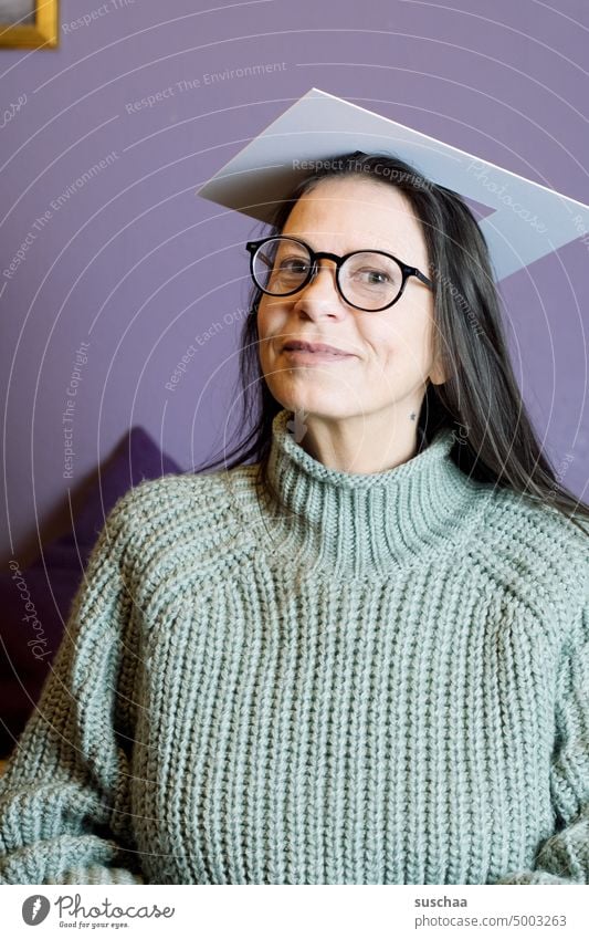 frau mit brille Frau klug gebildet Bildung Brille skurril Humor Bilderrahmen zweckentfremdet Unfug lernen Studium Portrait Gesicht freundlich lächelnd