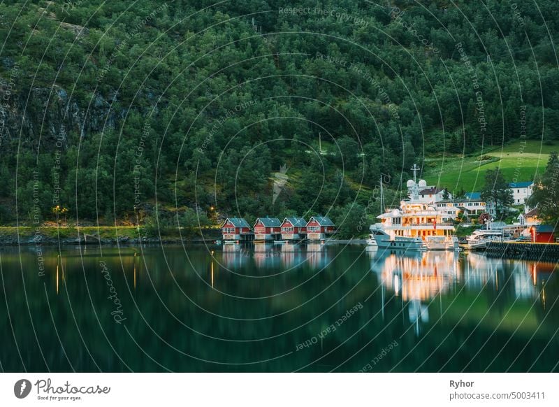 Flam, Norwegen. Berühmte rote hölzerne Docks im Sommerabend. Kleine Touristenstadt Flam auf der westlichen Seite Norwegens tief in den Fjorden. Berühmtes norwegisches Wahrzeichen und beliebtes Reiseziel