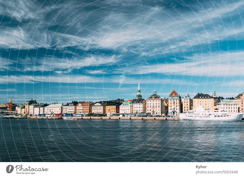 Stockholm, Schweden. Scenic Famous View of Embankment In Old Town Of Stockholm At Summer. Gamla Stan im Sommer Abend. Berühmte beliebtes Reiseziel Scenic Place und UNESCO-Weltkulturerbe