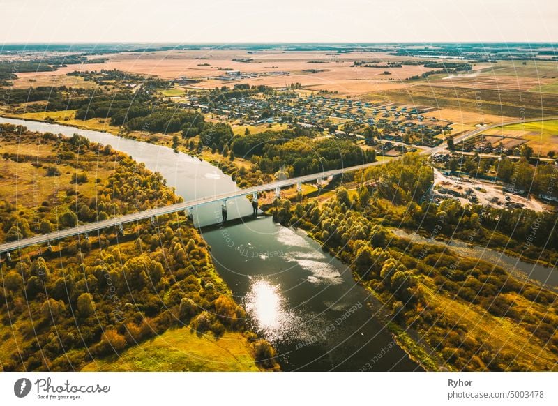 Chachersk, Weißrussland. Luftaufnahme der Brücke über den Fluss Sozh im Sommer Tag. Top View of Beautiful European Nature From High Attitude In Summer Season. Drone Ansicht. Vogelperspektive Ansicht