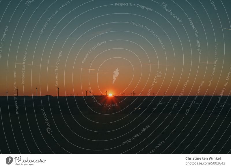 Nachtleben | gleich ist die Sonne weg Windkraftanlagen Energiekrise Windenergie Windpark regenerativ Technik & Technologie Energiewirtschaft Erneuerbare Energie