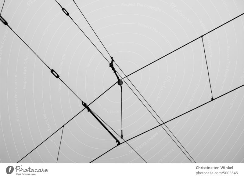 Elektrische Oberleitung elektrische Oberleitung Bahnstromleitung Elektrizität Fahrleitung Fahrdraht Leitung Fahrstromleitung elektrische Energie Spannung