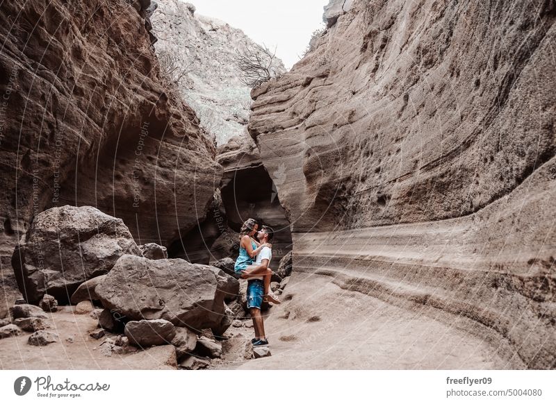 Junges Paar in den Flitterwochen jung heterosexuell Frau Mann blau Barranco vacas Höhle vulkanisch Spanien Textfreiraum geologisch reisen Geologie Erosion