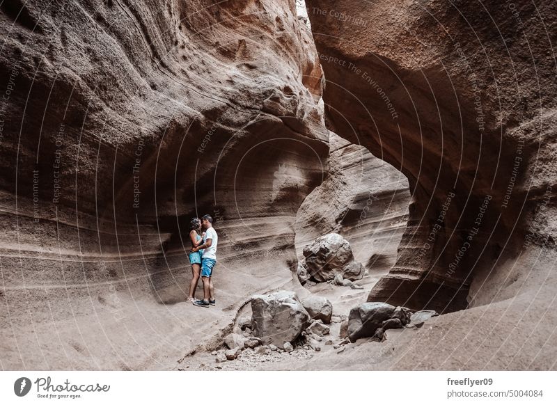 Junges Paar in den Flitterwochen jung heterosexuell Frau Mann blau Barranco vacas Höhle vulkanisch Spanien Textfreiraum geologisch reisen Geologie Erosion