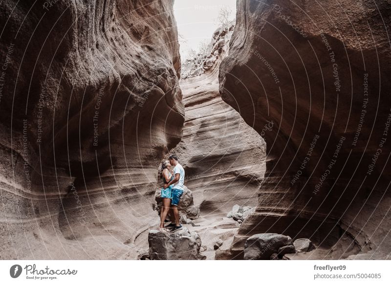 Junges Paar in den Flitterwochen jung heterosexuell Frau Mann blau Barranco vacas Höhle vulkanisch Spanien Textfreiraum geologisch reisen Geologie Erosion