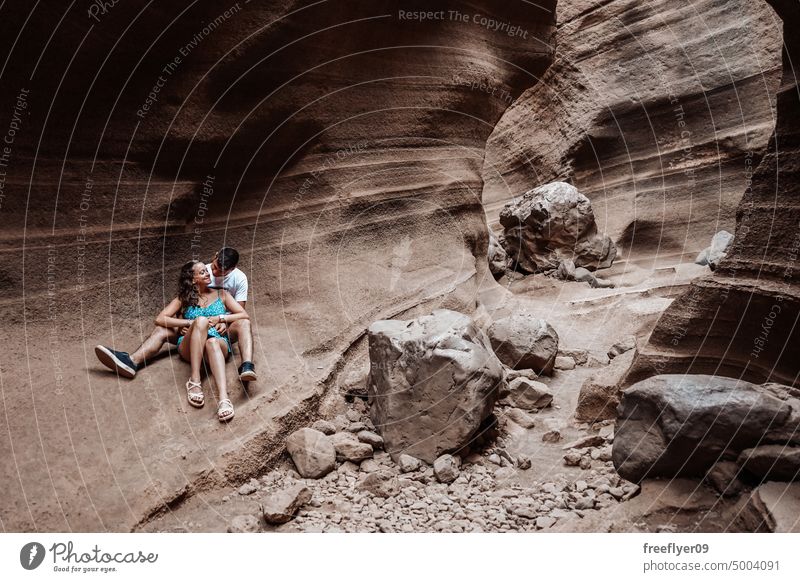 Junges Paar in den Flitterwochen jung heterosexuell Frau Mann blau Barranco vacas Höhle vulkanisch Spanien Textfreiraum geologisch reisen Geologie Erosion