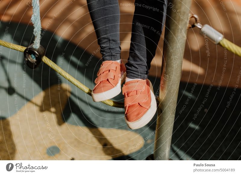 Nahaufnahme Kinderschuhe auf Spielplatz Kindheit Segeltuchschuhe Schuhe Spielplatzgeräte Mittelteil authentisch Freude Kindheitserinnerung Freizeit & Hobby