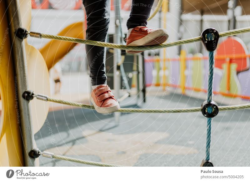 Nahaufnahme Kinderschuhe auf Spielplatz Kindheit Segeltuchschuhe Schuhe Spielplatzgeräte Mittelteil authentisch Freude Kindheitserinnerung Freizeit & Hobby