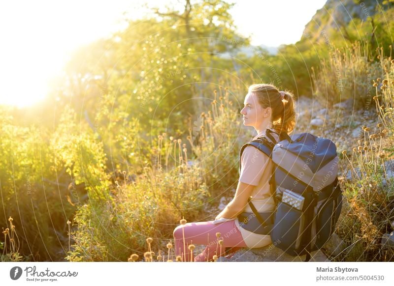 Junge Frau beim Wandern auf dem Lande. Backpacking Wanderung Rucksacktourismus Ausflug ruhen Single Lager wandern Berge Weg Mädchen Wanderer solo Backpacker