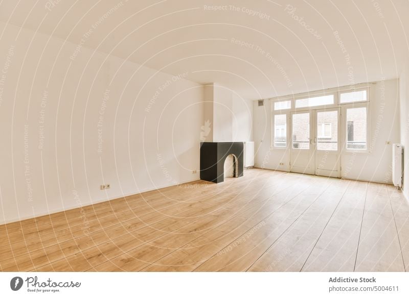 Leerstehendes Zimmer einer modernen Wohnung Appartement im Innenbereich Raum Stock Parkett leer heimwärts neu Haus Wand flach Zeitgenosse Anwesen wohnbedingt