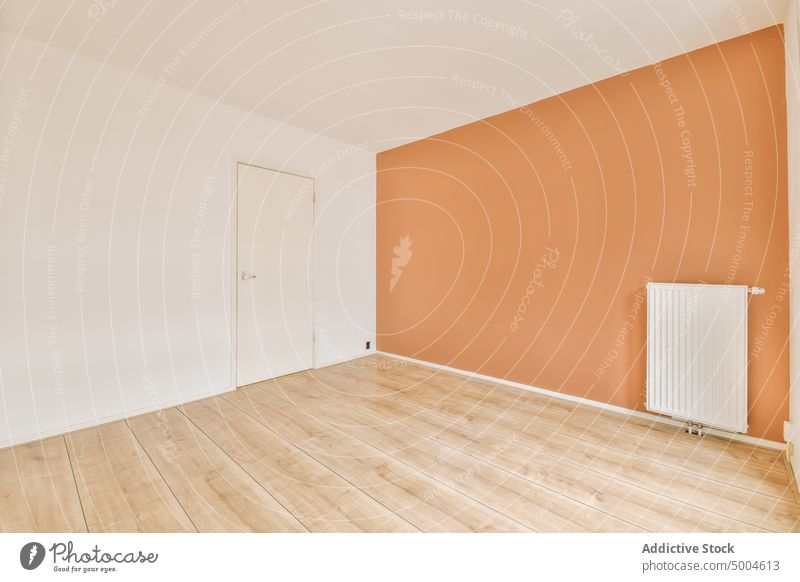 Leerstehendes Zimmer einer modernen Wohnung Appartement im Innenbereich Raum Stock Parkett leer heimwärts neu Haus Wand flach Zeitgenosse Anwesen wohnbedingt