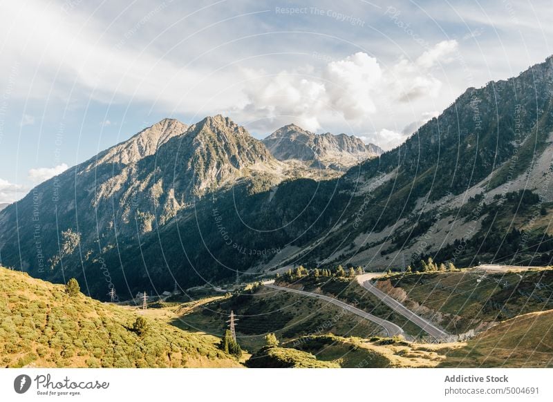 Straße in den Bergen an einem sonnigen Tag Berge u. Gebirge Landschaft Kamm Felsen Hochland Fahrbahn Kurve Ambitus Pyrenäen lleida Katalonien Spanien