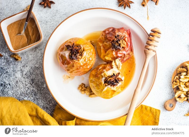 Herbstliches Dessert mit Äpfeln und Walnüssen Anisstern Apfel herbstlich Hintergrund gebacken blau Keramik Zimt Beton Diät essen Essen fallen Herbstzeit