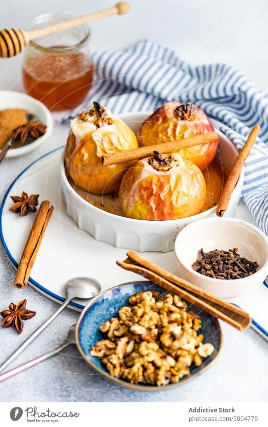 Herbstliches Dessert mit Äpfeln und Walnüssen Anisstern Apfel herbstlich Hintergrund gebacken blau Keramik Zimt Beton Diät essen Essen fallen Herbstzeit