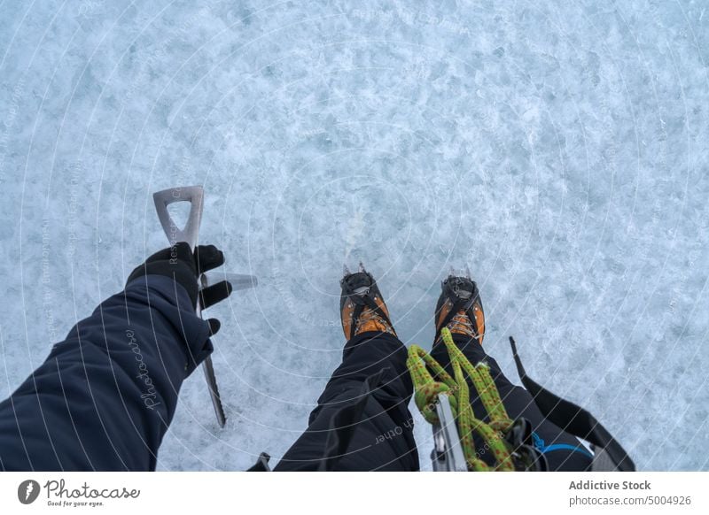 Crop-Bergsteiger auf eisigem Grund Eispickel Gletscher erkunden reisen kalt Winter gefroren Natur Island Vatnajokull Nationalpark Fernweh Klima Landschaft