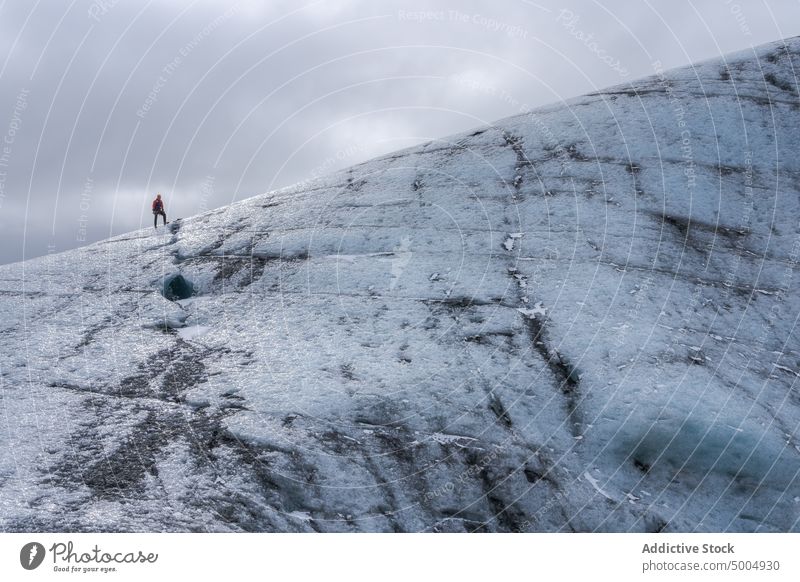 Eisbildung bei Touristen im Winter Gletscher Formation Reisender kalt wolkig Himmel grau gefroren Island Vatnajokull Nationalpark Klima uneben bedeckt polar