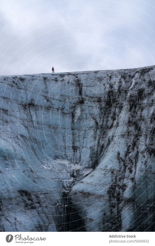 Eisbildung bei Touristen im Winter Gletscher Formation Reisender kalt wolkig Himmel grau gefroren Island Vatnajokull Nationalpark Klima uneben bedeckt polar