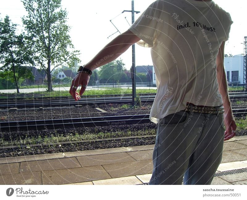 it was a little windy this day... Wind Sturm Leidenschaft Sonne Schönes Wetter Schatten Mann Herr Baum Gleise Oberleitung U-Bahn S-Bahn Eisenbahn Bahnhof