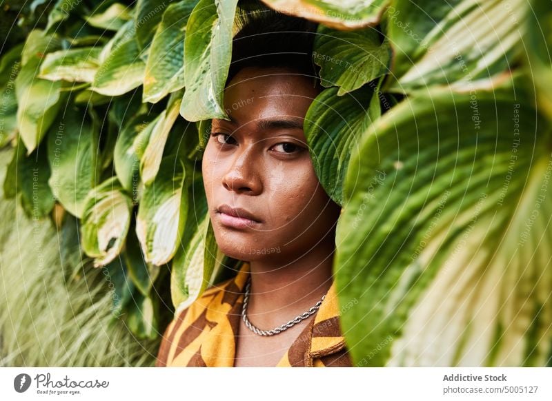 Sinnlicher nicht-binärer Mann im Garten Selbstliebe akzeptieren Unvollkommenheit lgbt nicht binär alternativ Toleranz Identität lgbtq Großstadt Park Sonnenlicht