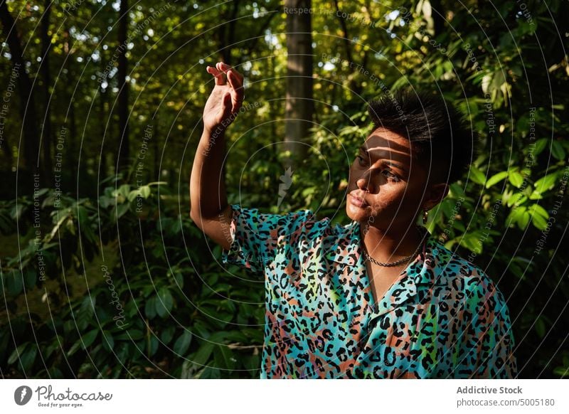 Trendiger Typ bei Sonnenuntergang in der Stadt Mann nicht binär trendy Streetstyle lgbtq Großstadt Sonnenlicht Ohrringe queer asiatisch Filipinos unabhängig