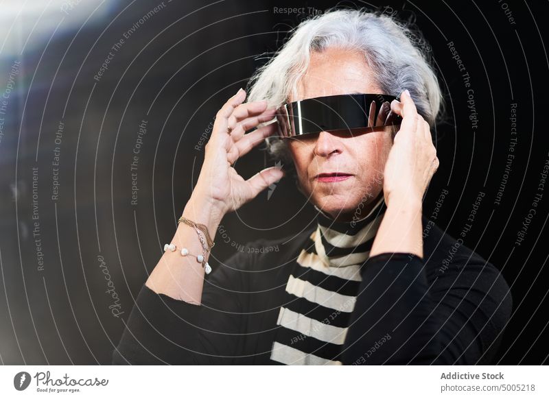 Ältere Frau mit futuristischer Sonnenbrille Stil Vorschein Model Accessoire Porträt graues Haar modern älter Senior gealtert Rentnerin in den Ruhestand gehen