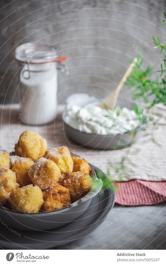 Schale mit Nonnenpuffs-Käsebissen auf dem Tisch Biss Schalen & Schüsseln Sahne Küche knirschen frisch natürlich Gebäck buñuelos geschmackvoll Nonnenhauch