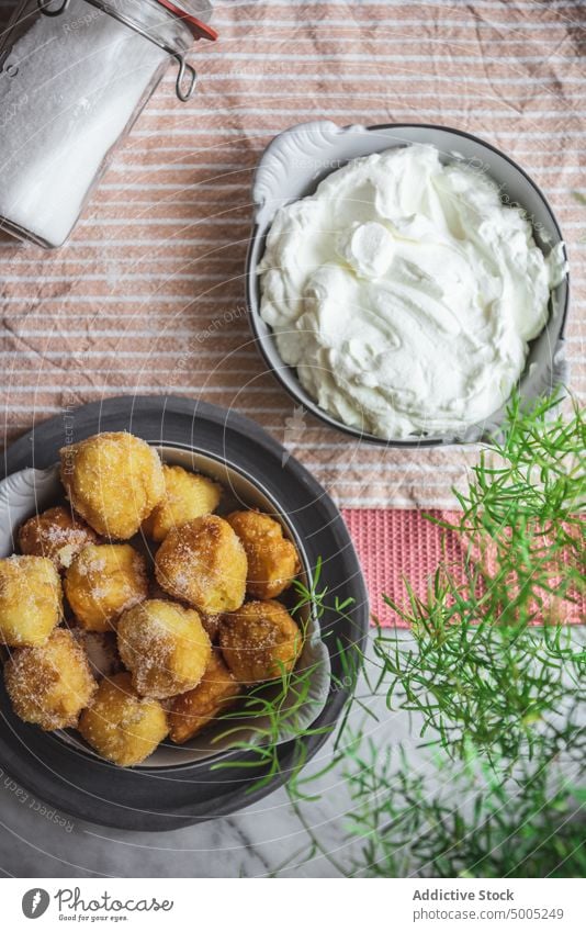 Schale mit Nonnenpuffs-Käsebissen auf dem Tisch Biss Schalen & Schüsseln Sahne Küche knirschen frisch natürlich Gebäck buñuelos geschmackvoll Nonnenhauch