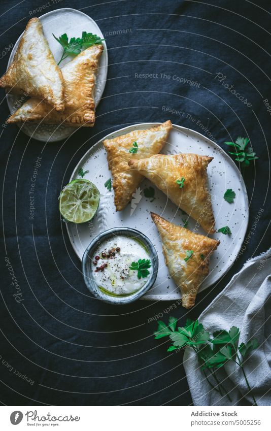 Blätterteigdreiecke mit Frischkäse und Limette Hauch Gebäck Dreieck Sahne Käse Kalk Saucen Vorhang Schalen & Schüsseln Teller dienen selbstgemacht geschmackvoll