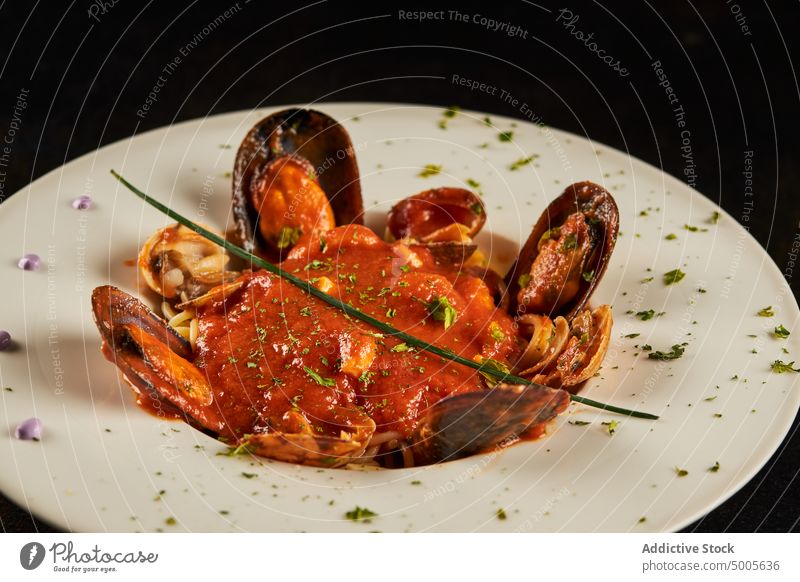 Spaghetti ai frutti di mare auf Teller Meeresfrüchte Saucen Tomate italienische Küche Restaurant dienen Spätzle Speise Miesmuschel Krabbe Muschel Kalamari