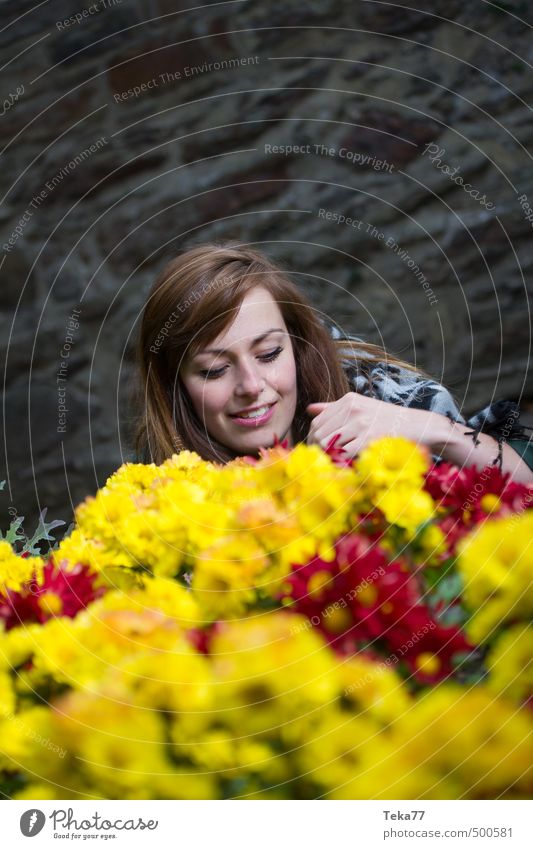 Soooo viele Blumen Mensch feminin Junge Frau Jugendliche 1 18-30 Jahre Erwachsene Umwelt Natur Landschaft Pflanze Gefühle Stimmung Farbfoto Gedeckte Farben