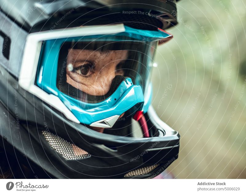 Frau mit Helm und Sportbrille im Wald Schutzhelm aktiv Sportlerin Sicherheit Natur Adrenalin jung extrem Baum Reiter Gerät Lifestyle Geschwindigkeit Spaß