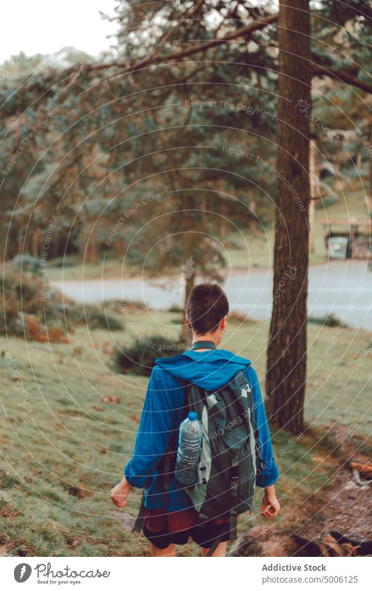 Tourist mit Rucksack, der auf einen Hügel läuft Wanderung reisen Aktivität Natur Reise Abenteuer Urlaub extrem laufen Landschaft groß schwer Tourismus Freiheit