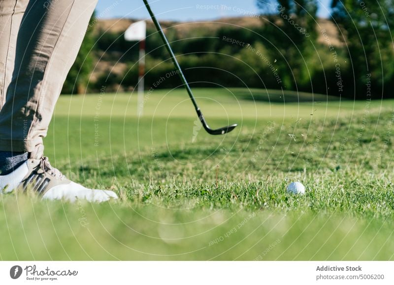 Anonymer Sportler spielt Golf an einem sonnigen Tag Mann spielen Hobby Aktivität Rasen Ball Training Club Keil Gras Feld Spiel männlich lässig Handschuh Uniform