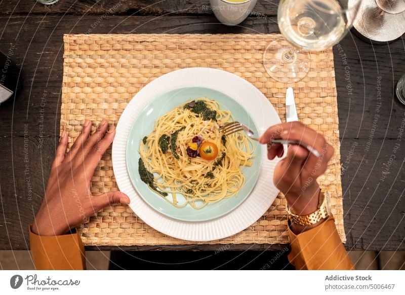 Mann beim Abendessen mit Freunden und beim Nudelessen Lebensmittel Spätzle Frau Party Hand Tisch trinken festlich lecker Speise Mahlzeit geschmackvoll Teller