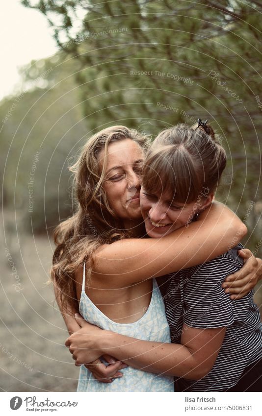 WAS SICH LIEBT, DAS NECKT DAS SICH.. Schwestern Liebe Familie & Verwandtschaft necken Umarmen Zusammensein Freude Glück Augen geschlossen grinsen sich lieben