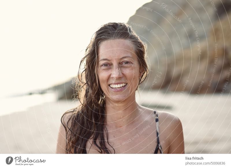 FRAU - LACHEND, FRISCH AUS DEM MEER - GLÜCKLICH Frau brünett nasse haare Junge Frau Erwachsene langhaarig Farbfoto Haare & Frisuren schön natürlich feminin