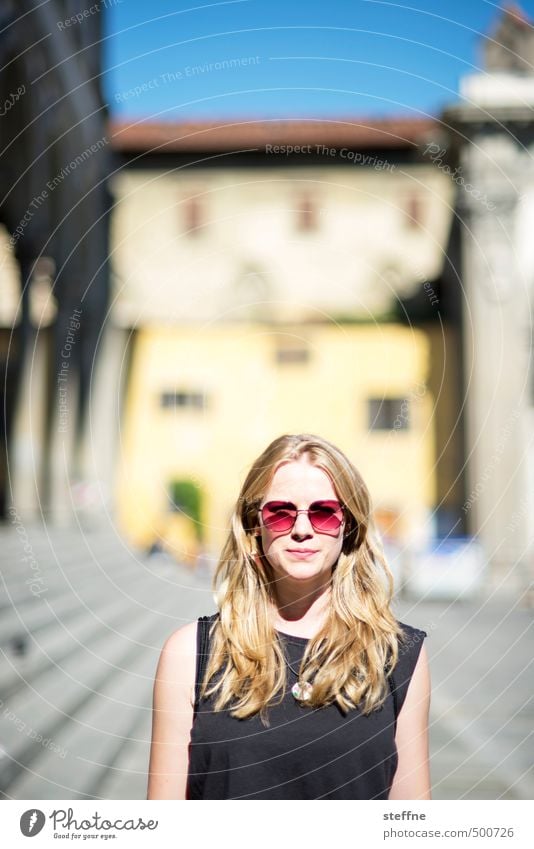 Portrait of a young woman Mensch feminin Junge Frau Jugendliche 1 18-30 Jahre Erwachsene Florenz Sonnenbrille blond langhaarig Scheitel schön Farbfoto