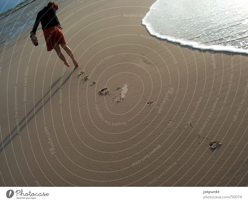 strandläuferin Strand Meer Wellen Fußspur Wasser Schatten Spuren Sand Barfuß