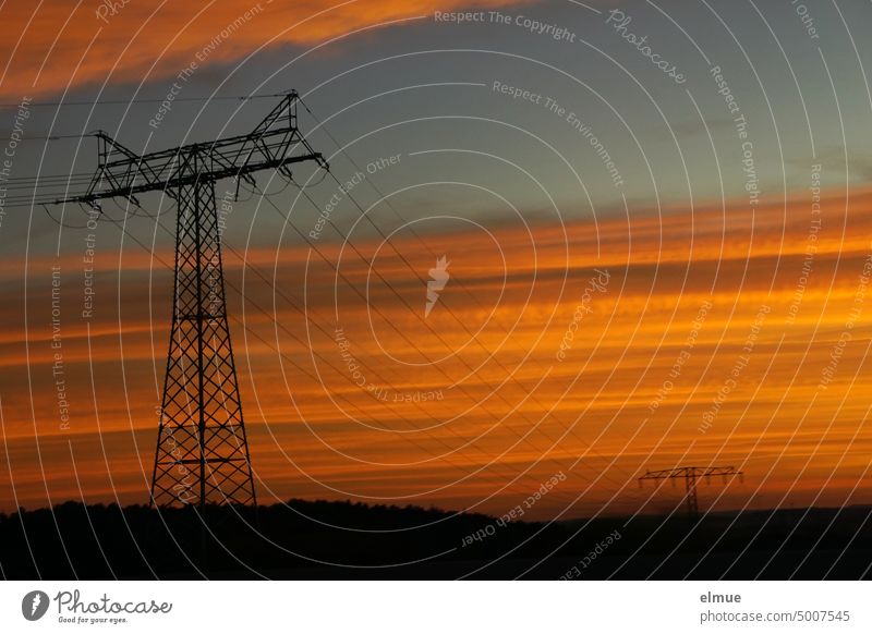 Freileitungsmasten mit Freileitungen im Sonnenuntergang / Energieversorgung Strommast Hochspannungsmast Stromleitung Hochspannungsleitung Technik & Technologie