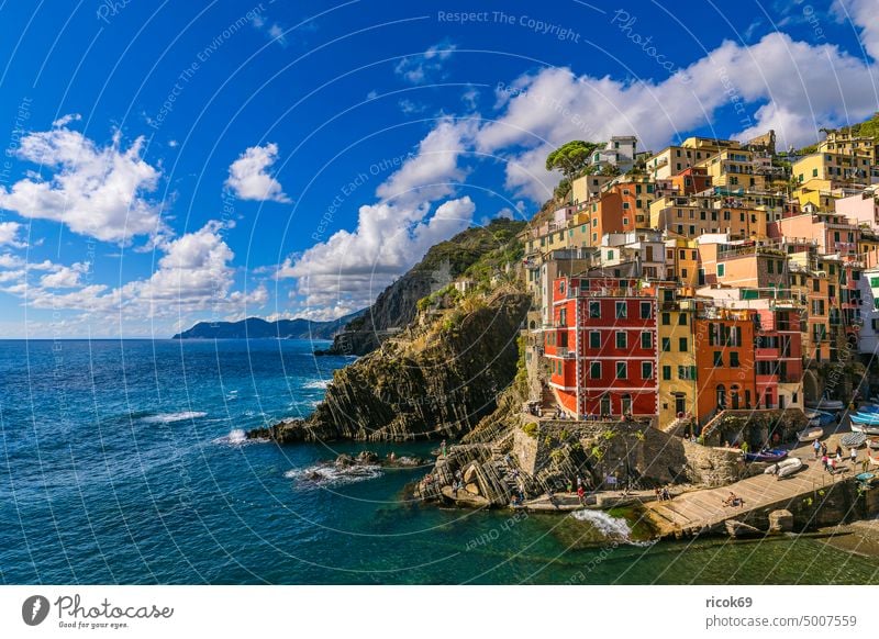 Blick auf Riomaggiore an der Mittelmeerküste in Italien Cinque Terre Ligurien Meer Küste Riviera di Levante Italienische Riviera Dorf Architektur Haus Gebäude