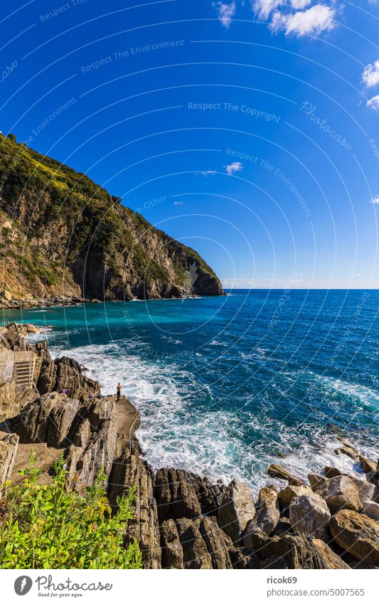 Blick auf die Mittelmeerküste in Riomaggiore in Italien Cinque Terre Ligurien Meer Küste Riviera di Levante Italienische Riviera Felsen Berg Wellen