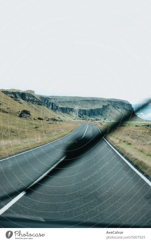 Fokus auf den Blick aus dem Inneren des Wohnmobils auf eine atemberaubende, filmische skandinavische Landschaft. Reise auf epischem Roadtrip durch die Berge.vanlife lifestyle. Leben auf der Straße