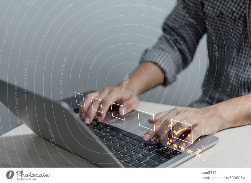 Geschäftsleute verwenden Laptop-Computer Umfrage und bewerten Zufriedenheit geben eine 5-Sterne-Form auf einem virtuellen digitalen Bildschirm Zufriedenheit Bewertung. Umfragekonzept: Kundenservice