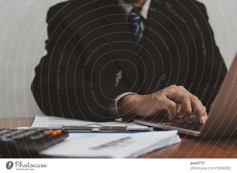 Geschäftsmann mit Computer, Laptop und Papierkram auf dem Schreibtisch. Mann benutzend Schriftstück Technik & Technologie Internet Tippen Unternehmer horizontal