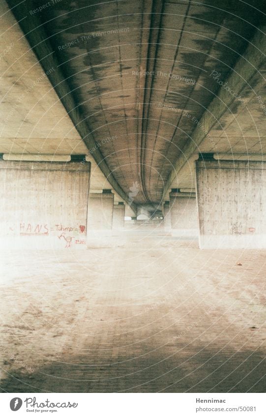 Die Brücke Autobahn Straße Perspektive Fluchtpunkt Verkehr Trauer unten Ferne trist Gefühle geradeaus vorwärts Beton Architektur Farblosigkeit Mauer Obdachlose