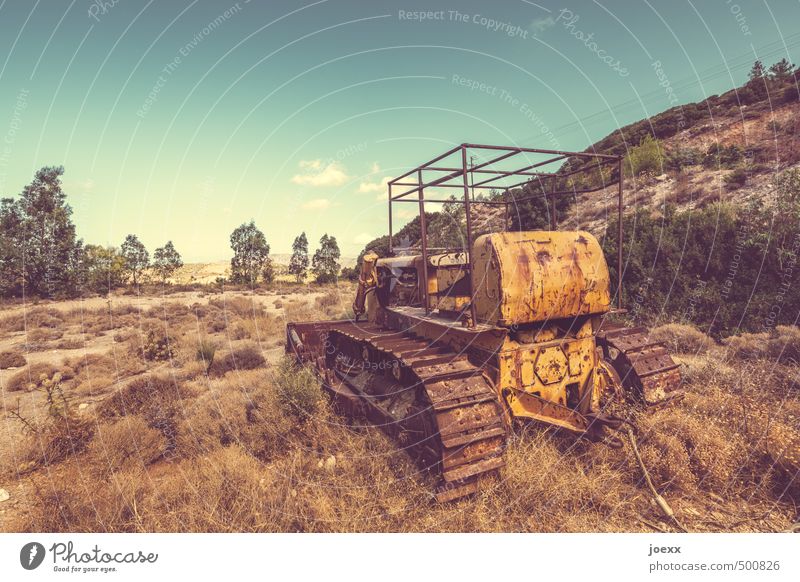 Ruhestand Baumaschine Bagger Landschaft Himmel Wolken Horizont Sommer Schönes Wetter Gras Feld alt stehen hässlich kaputt trashig blau braun gelb grün Senior