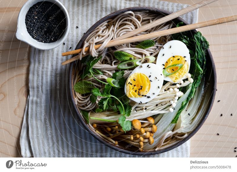 Ansicht von oben auf japanische Ramen-Suppe auf gestreifter Serviette horizontal Nudel Japanisch Speise Lebensmittel Schalen & Schüsseln Rezept Nudeln Ei